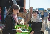 Hélène Rey, assistente di progetto CSI, distribuisce a Erbil, capoluogo curdo, articoli per l’igiene (csi)