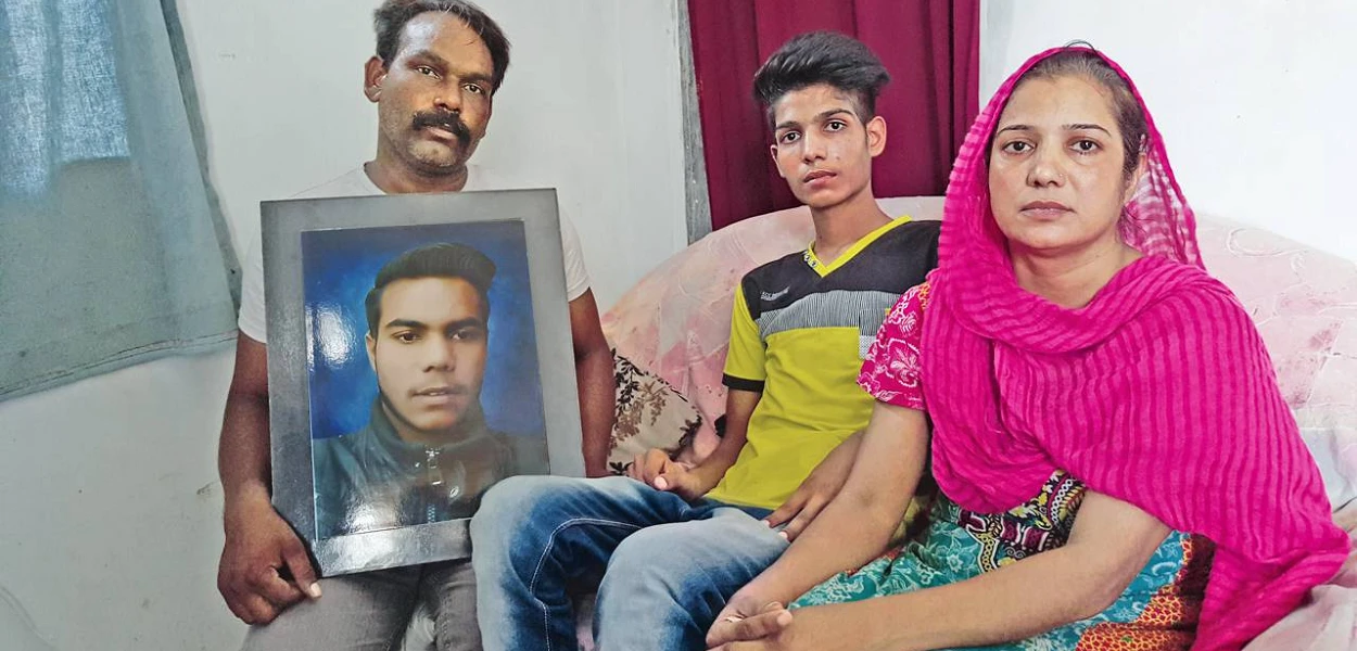 Irfan con i genitori e l’immagine del suo fratello ucciso (csi)